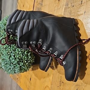 Sorel Conquest Wedge Boots 8.5